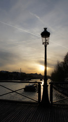 Laterne im Sonnenuntergang  auf Brücke Fluss Seine in Paris