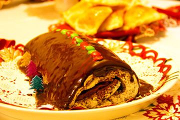 Rosca de chocolate en mesa de cena navideña