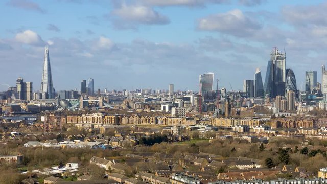 Timelapse der Skyline von London an einem sonnigen Tag: von der City bis zur Tower Bridge
