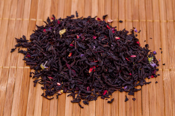 black tea leaves on wooden table