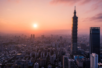 Fototapeta premium Zdjęcie lotnicze z drona - Zachód słońca nad panoramą Tajpej. Tajwan. Przedstawiono wieżowiec Taipei 101.