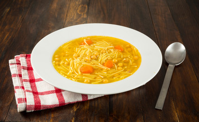 Sopa de garbanzos con fideos