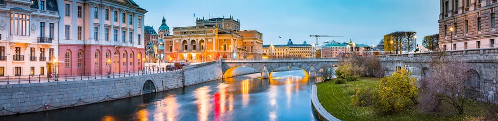 Rolgordijnen Het stadscentrum van Stockholm met Koninklijke Zweedse Opera bij schemering, Zweden, Scandinavië © JFL Photography