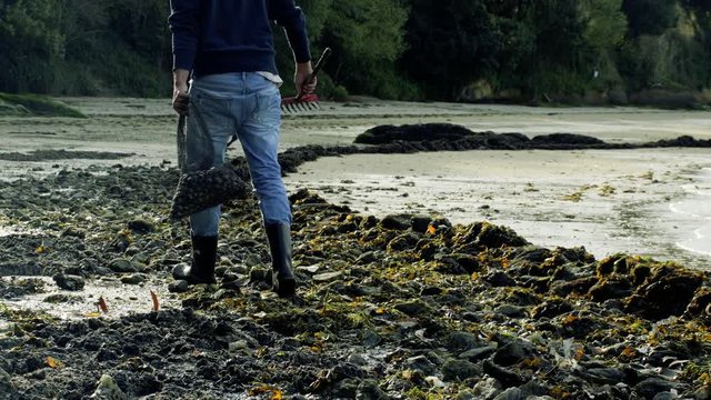 Mariscador en r&iacute;as gallegas