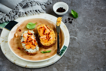 Smoked salmon toasts