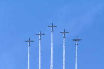 Los aviones acrobaticos van subiendo a mucha velocidad.