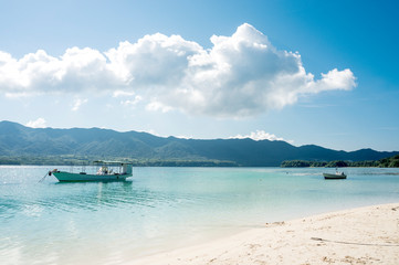 石垣島の川平湾と小舟
