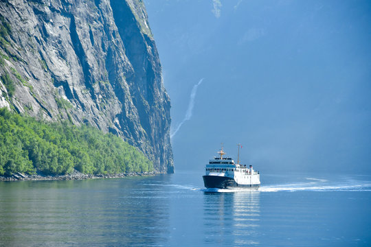 travel by ferry in geiranger norway