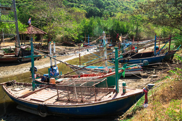 Obraz premium Thai small fishing boats have docked at fishing village