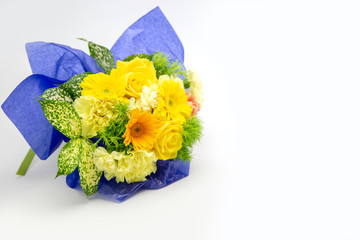 イエロー・オレンジ系カーネーション・バラ・ガーベラの花束（母の日）