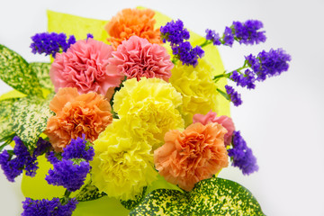 3色のカーネーションの花束