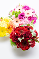 バラ・ガーベラ・カーネーション・ガーベラの3色のアレンジメント