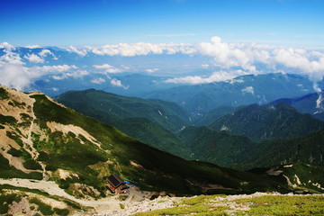 仙丈ヶ岳山頂からの仙丈小屋を望む