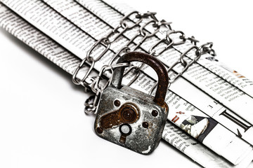 Zeitung mit Schloss und Kette