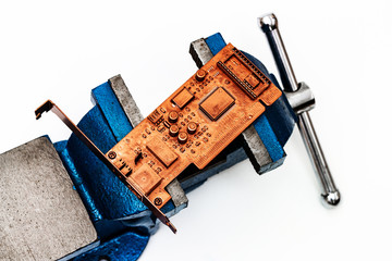 Kupferplatine im Schraubstock