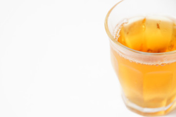 グラスに入った冷たいお茶