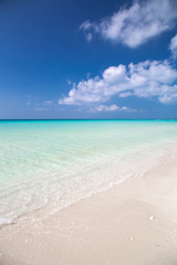 白砂が美しい南国のビーチ(宮古島与那覇前浜ビーチ)