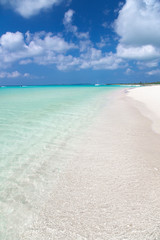 白砂が美しい南国のビーチ(宮古島与那覇前浜ビーチ)