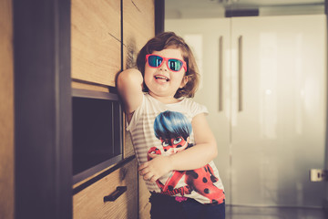 Fröhliches Mädchen mit Sonnenbrille