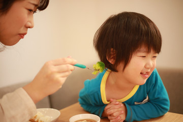 野菜を嫌がる男の子