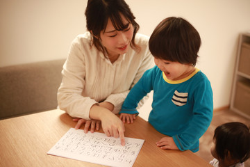 ひらがなの勉強をする親子