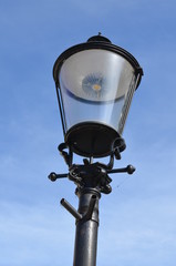 lampa, ulica, lampion, iskra, stary, architektura, kajdany, latarnia uliczna, gród, niebo, antyczne, metal, vintage, retro, iluminacja, glases, oświetlenie, mur, miejski, maszt, miasteczko, blękit, iz © Szymon