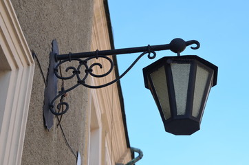 lampa, ulica, lampion, iskra, stary, architektura, kajdany, latarnia uliczna, gród, niebo, antyczne, metal, vintage, retro, iluminacja, glases, oświetlenie, mur, miejski, maszt, miasteczko, blękit, iz © Szymon