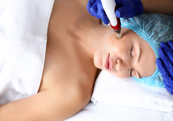 Young woman undergoing procedure of bb glow treatment in beauty salon - obrazy, fototapety, plakaty