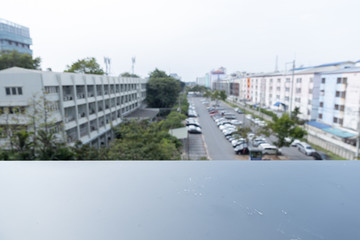 Naklejka premium blurred of car in outdoor parking area with black balcony for display or design product.