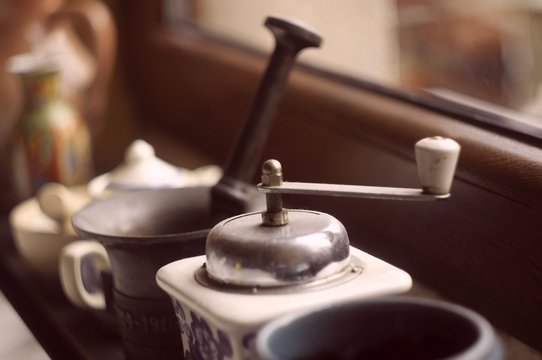ręczny młynek do kawy i stary miedziany moździerz stojące pod oknem w  kuchni Stock Photo | Adobe Stock
