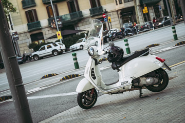 Scooter garé en ville