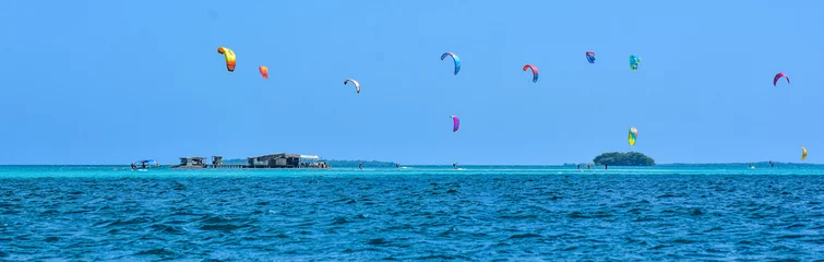 Foto op Canvas Mensen die kitesurfen beoefenen op een mooie zomerdag - Caraïben - Archipel van Los Roques - Venezuela © GARSPHOTO