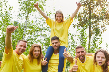 Junge Leute als jubelnde Gewinner Mannschaft