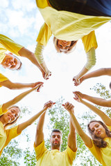 Hände halten bei einem Teambuilding Event