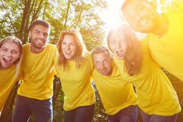 Gruppe als Team bei Umarmung zur Motivation