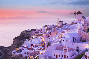 Fototapeta premium The famous sunset at Santorini in Oia village, Greece, Europe.