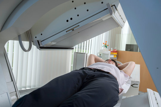 Patientin auf Untersuchungstisch in der Gammakamera, Lungenszintigrafie  in der Nuklearmedizin