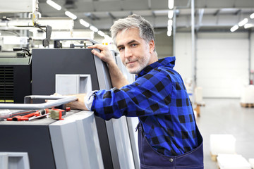 Mechanik naprawia maszynę drukarską