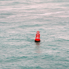 Rote Boje einsam im Meer