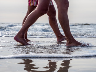 Ehepaar Barfuß am Strand an der Nordsee