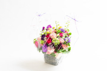 白背景のコピースペースのある沢山の色々なフラワーアレンジメント