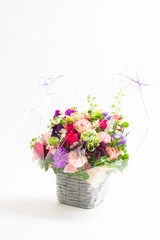 白背景のコピースペースのある沢山の色々なフラワーアレンジメント