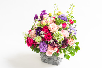 白背景のコピースペースのある沢山の色々なフラワーアレンジメント