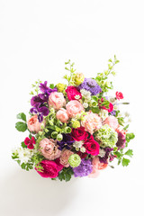 白背景のコピースペースのある沢山の色々なフラワーアレンジメント