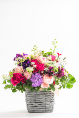 白背景のコピースペースのある沢山の色々なフラワーアレンジメント