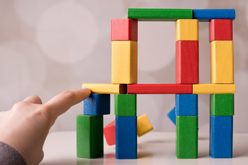 bausteine zum einsturz bringen