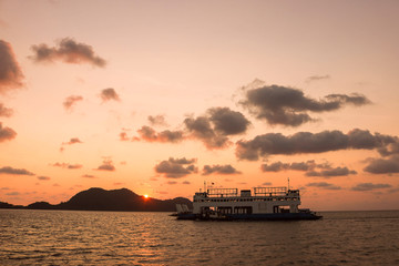 Obraz premium Ferry from mainland to Koh Chang at sunset time.
