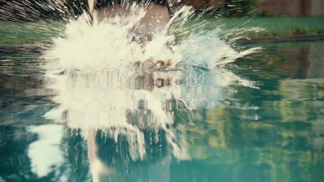 Frau springt in Pool