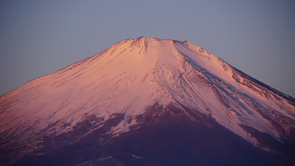 Fototapeta premium 冬の富士山、日本の絶景、霊峰富士、朝焼け、赤富士