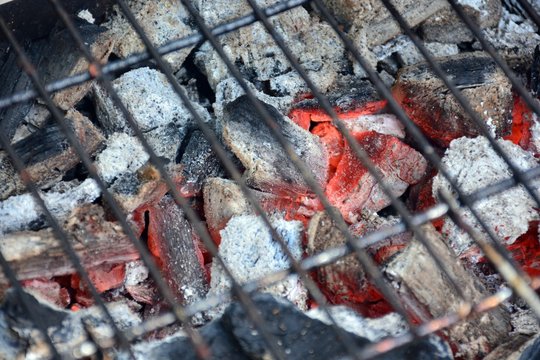 Brasas calentando parrillas de una barbacoa